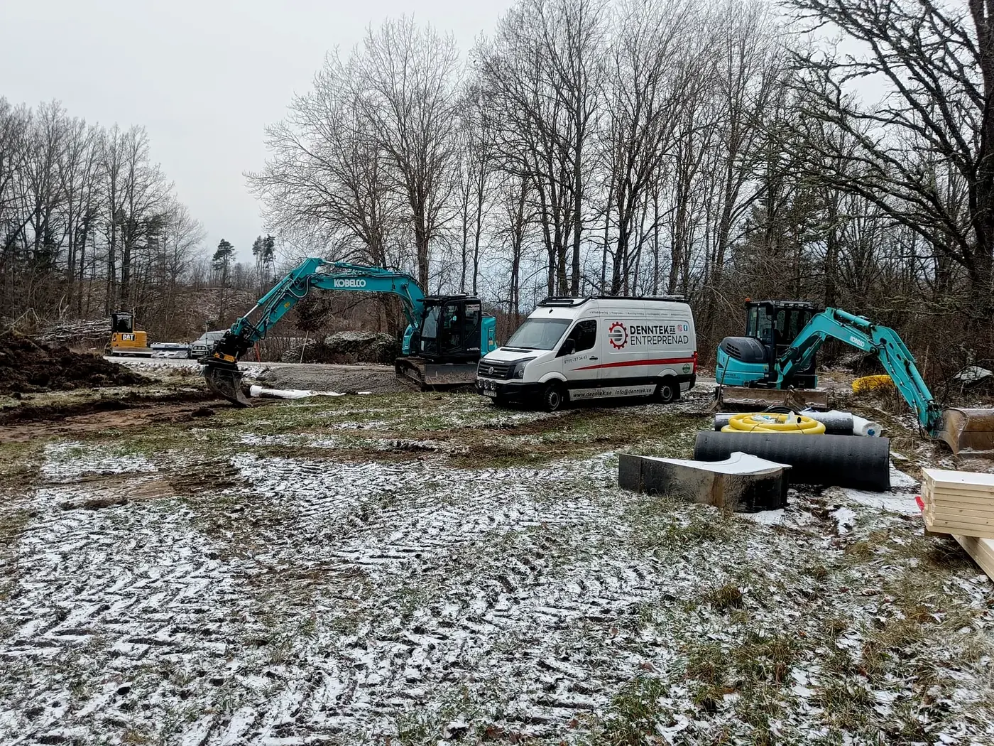 Maskinpark med grävmaskiner och servicebil från Denntek Entreprenad AB på ett markarbete utanför Linköping