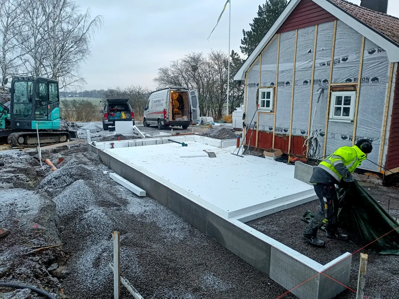 Gjuten husgrund med kantelement för tillbyggnad av villa utanför Linköping